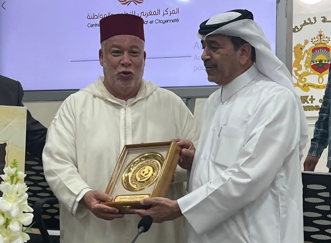 رئيس الاتحاد العربي للعمل التطوعي د.يوسف الكاظم  يقدم درع الاتحاد للسيد محمد حدادي رئيس مقاطعة سيدي عثمان
