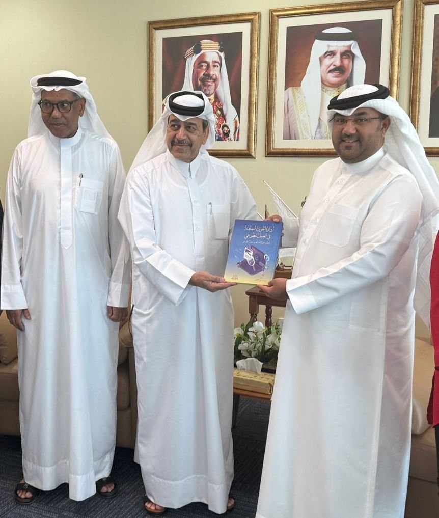 رئيس الاتحاد العربي للعمل التطوعي الدكتور يوسف بن علي الكاظم يهدي سعادة وكيل وزارة التنمية الاجتماعية بمملكة البحرين درع الاتحاد العربي للعمل التطوعي